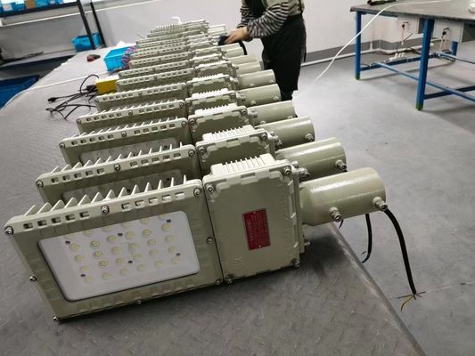 ไฟสปอร์ตไลท์ LED ป้องกันการระเบิดสำหรับอุตสาหกรรมยา พร้อม CRI Ra ≥80 และใบรับรอง EX