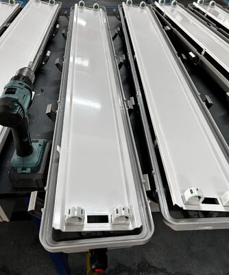ระดับการทํางานของไฟฟ้าเส้นตรงที่ได้รับการจัดอันตราย IP66 WF2 ระดับการทํางานของห้องพัก Ex Tb IIIC T80°C Db เครื่องปรับแสงที่ได้รับการรับรองสําหรับสถานที่แปรรูปปิโตรเคมี