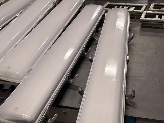 เครื่องปรับไฟแบบเส้นตรง IP66 WF2 มาตรฐานความทนทานต่อสภาพอากาศ Ex Tb IIIC T80°C Db การส่องแสงที่มีเครื่องหมายสําหรับสถานที่ที่ซับซ้อนทางเคมี