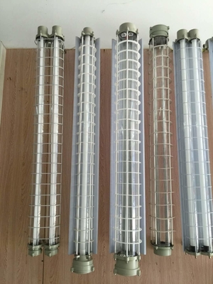 ความสามารถต่อต้านการกัดกรองสูง 100lm / w กันระเบิด LED 8KG ไฟเส้น Tube ไฟสําหรับโซน 1 2 โซน 21 22