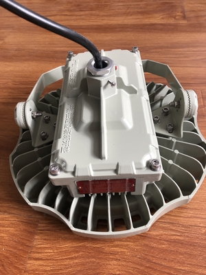 IP66 150 วัตต์ โหลดไฟอัดระเบิดสูงที่มีประสิทธิภาพ 135lm / w สําหรับบริเวณอุตสาหกรรมและปิโตรเคมี