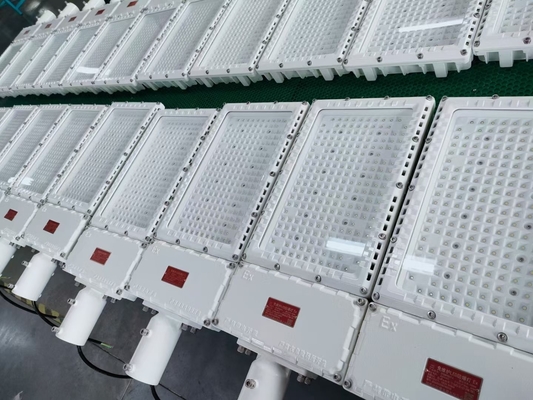 ไฟสปอร์ตไลท์ LED กลางแจ้งกันระเบิด IP66 ได้รับการรับรองโดย ATEX IECEx CNEX เหมาะสำหรับแท่นขุดเจาะนอกชายฝั่ง โรงกลั่น โรงงานอันตราย