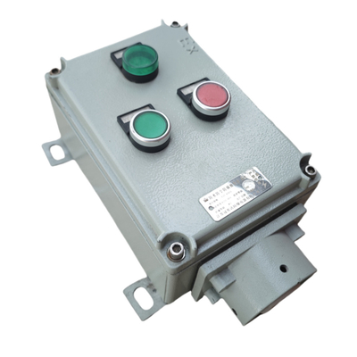 สถานีควบคุมปุ่ม 220V 380V ที่กันระเบิด อลูมิเนียมเกรดเรือ IP66 ป้องกันการบดด้วยสายไฟเข้าที่กําหนดเอง ปลอดภัยทนทานสําหรับ ZONE1 ZONE2 ZONE21 ZONE22