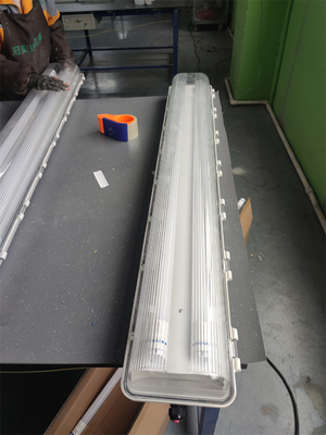 2*54W แอนติแชร์ฟิวอเรสเซนต์ แสง ATEX IECEx รับรองกันน้ํา WF2 100lm / w การติดตั้งเพดานประสิทธิภาพแสงสําหรับโซน 21 22 1 2