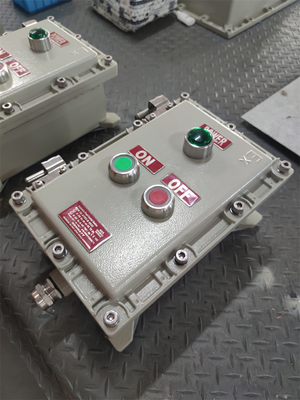 10A Exd ระบบควบคุมกันระเบิด ATEX ระดับการเข้าสายเคเบิลอะลูมิเนียมเกรดเรือ G3/4&quot; 220VAC 380VAC สําหรับโซน1 ประเภท1 พื้นที่อันตราย