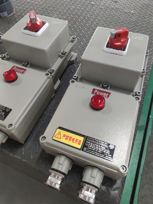 กล่องไอโซเลาเตอร์ที่กันระเบิด ATEX IP66 ป้องกันการกัดกรอง อลูมิเนียมระดับอวกาศ สําหรับการติดตั้งผนัง