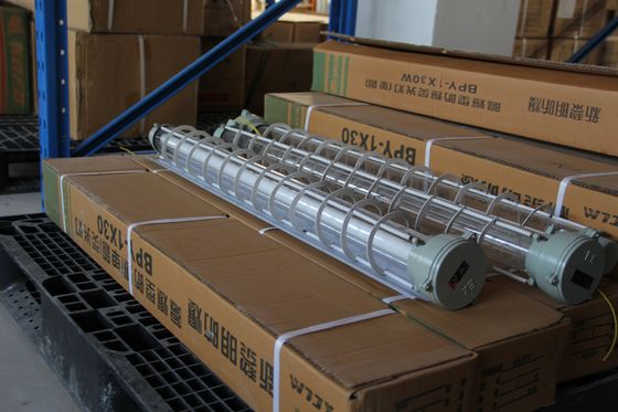 ไฟหล่อสีกันระเบิดประเภทอุตสาหกรรม สําหรับการส่องแสงที่ปลอดภัยในสถานที่อันตราย