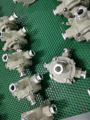 IP66 โหลดอลูมิเนียม กันน้ํา 220V / 380VAC 1-5Way ระเบิดหลักช่องเชื่อมสําหรับอุตสาหกรรมโกดัง พื้นที่อันตราย