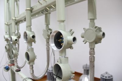 IP66 โหลดอลูมิเนียม กันน้ํา 220V / 380VAC 1-5Way ระเบิดหลักช่องเชื่อมสําหรับอุตสาหกรรมโกดัง พื้นที่อันตราย