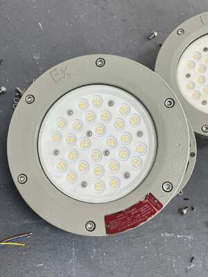 ATEX IECEx IP66 ไฟ LED กันระเบิด 100W 150W โกดัง ไฟสูง AC 100-277V อลูมิเนียมเจาะ 5 ปีรับประกัน