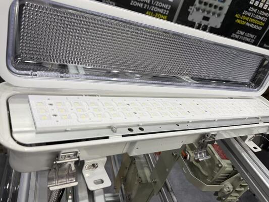 เครื่องปรับไฟแบบเส้นตรง IP66 WF2 มาตรฐานความทนทานต่อสภาพอากาศ Ex Tb IIIC T80°C Db การส่องแสงที่มีเครื่องหมายสําหรับสถานที่ที่ซับซ้อนทางเคมี