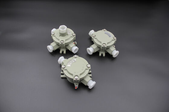 IP66 โหลดอลูมิเนียม กันน้ํา 220V / 380VAC 1-5Way ระเบิดหลักช่องเชื่อมสําหรับอุตสาหกรรมโกดัง พื้นที่อันตราย