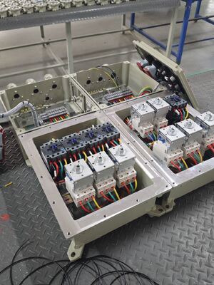 แผงควบคุมไฟฟ้ากันระเบิดทนต่อการกัดกร่อน IP 65 380V ตู้แผงเบรกเกอร์กันระเบิด