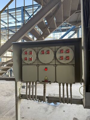 แผงควบคุมไฟฟ้ากันระเบิดทนต่อการกัดกร่อน IP 65 380V ตู้แผงเบรกเกอร์กันระเบิด