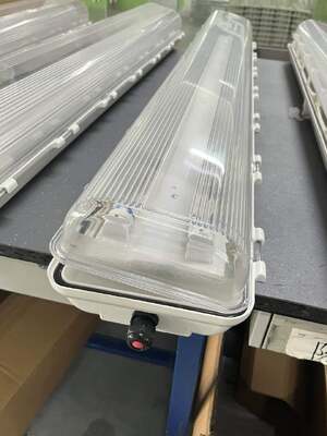 เครื่องปรับไฟแบบเส้นตรง IP66 WF2 มาตรฐานความทนทานต่อสภาพอากาศ Ex Tb IIIC T80°C Db การส่องแสงที่มีเครื่องหมายสําหรับสถานที่ที่ซับซ้อนทางเคมี